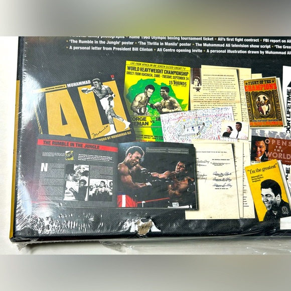 The Official Treasures of Muhammad Ali - Large Collector’s Book 🥊 - Picture 5 of 9